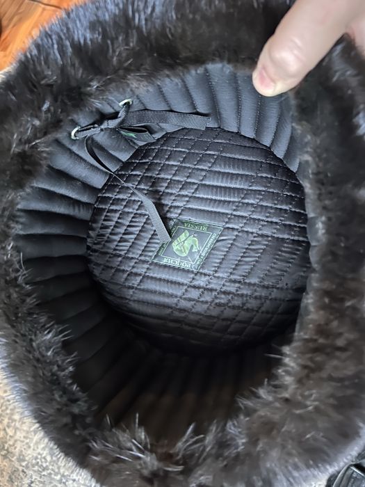 Меховые шапки и кепка