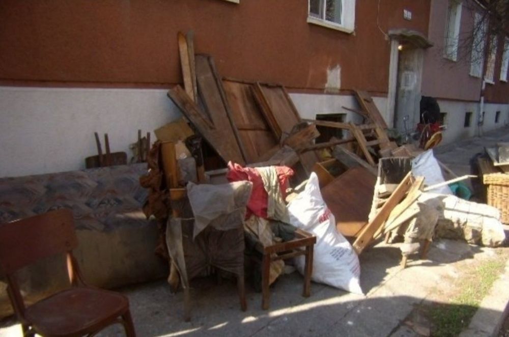 Кърти чисти и извозва.