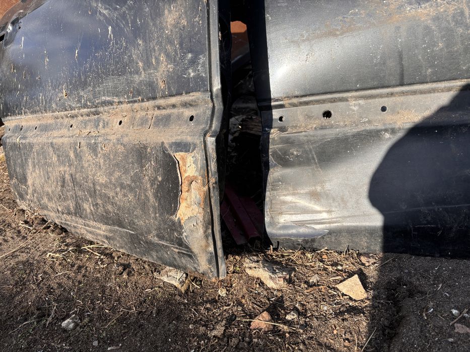 Продам  двери на правую сторону пассат б4