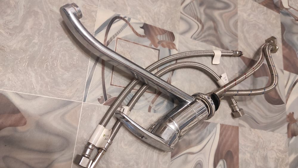 Смеситель с подводкой