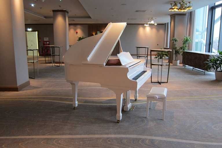 Нов бял роял под наем за всякакви културни събития от магазин Мелодия