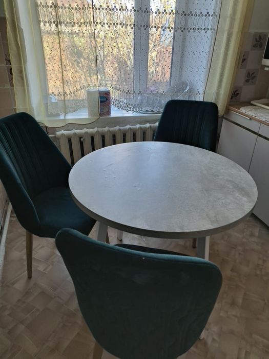 Продается стол со стульями