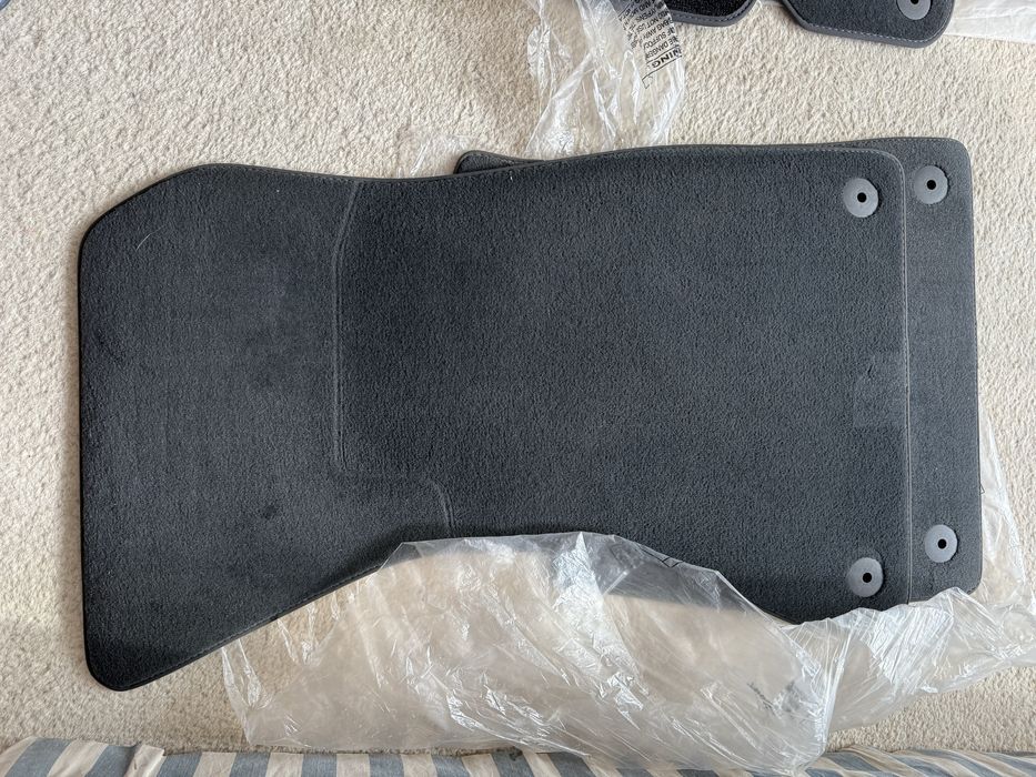 Оригинални и неизползвани стелки за Ауди А4