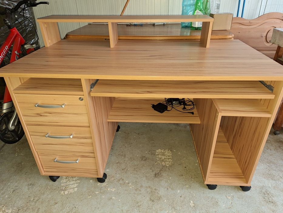 Vand birou in stare buna