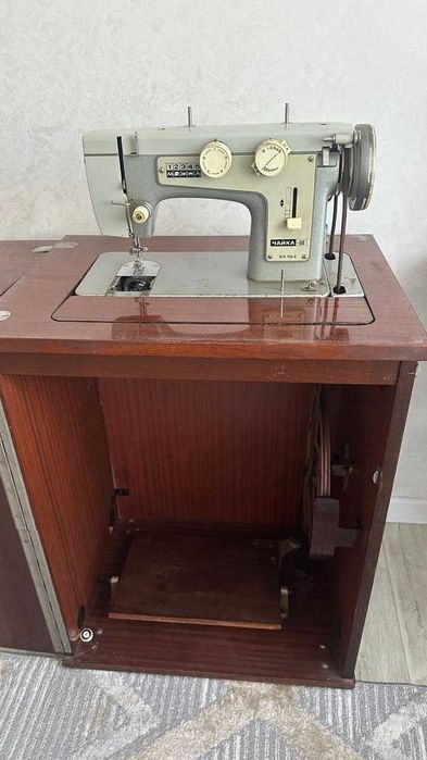 Швейная машина Чайка