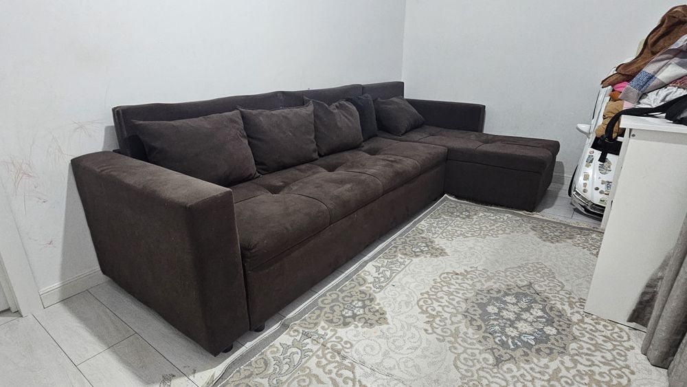 Коричневый раскладной диван
