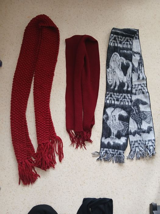 Лот: Дамски зимни шалове