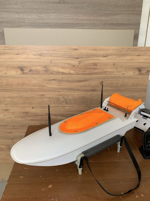 Лодка за захранка със сонар