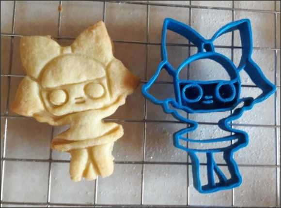 2 forme DECUPATOARE, taiat si modelat - printese, eroine,dragoni etc