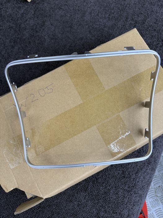 Рамка лайсна за пепелник / държач чаши Мерцедес С  класа GLC w205 W253