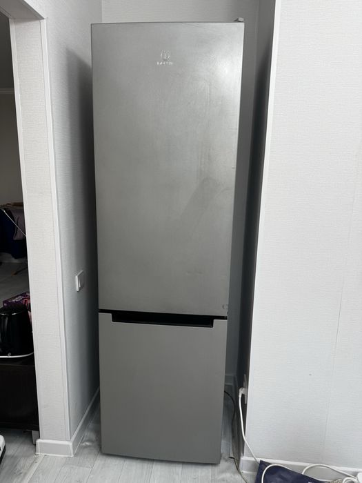 Холодильник б/у в отличном состояний