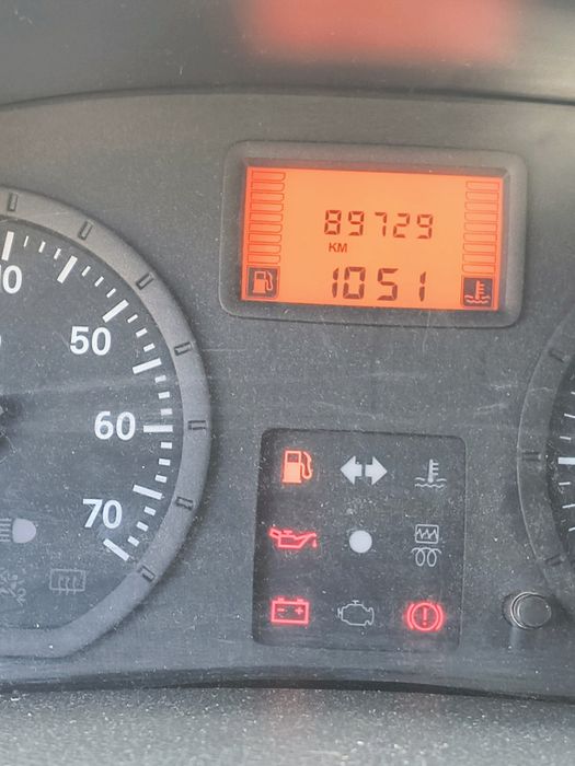 Dacia Logan ținută în garaj