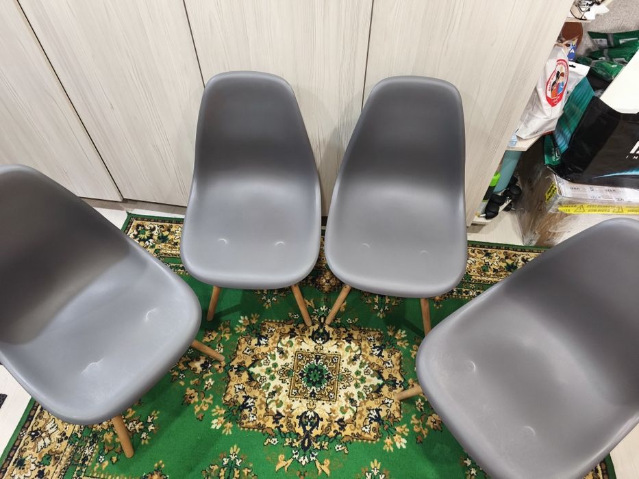 В продаже 4 стула для кухни.