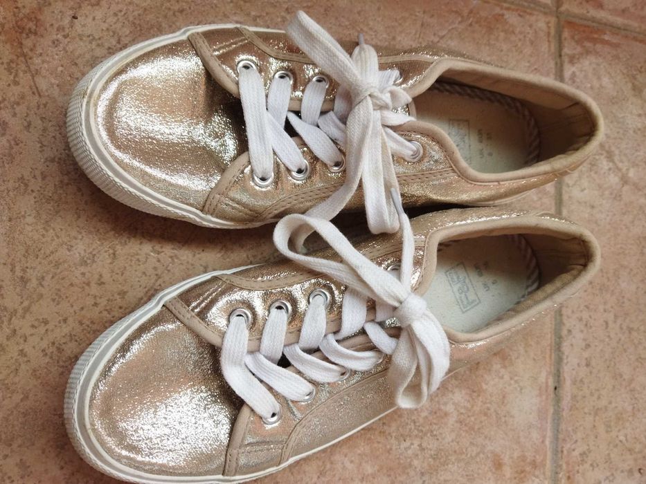 Дамски спортни обувки