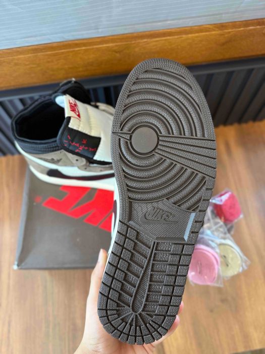 Jordan 1 High "TRAVIS SCOTT" 47.5 EUR + Кутия + Връзки