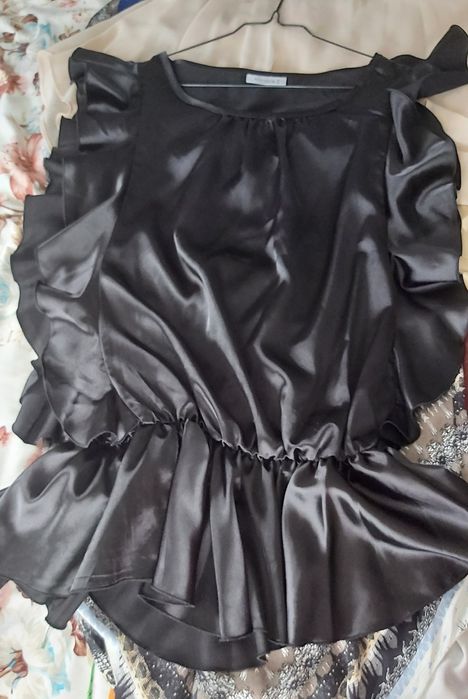 Bluza satin cu volane laterale și la baza inferioara