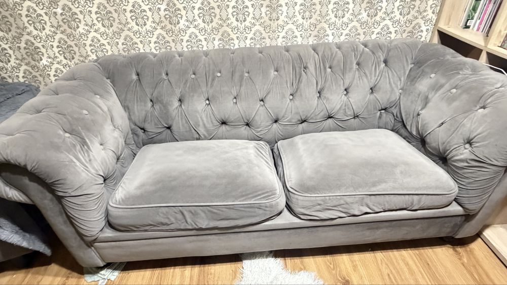 Vând canapea neextensibilă, din catifea, are lipsă 3 nasturi