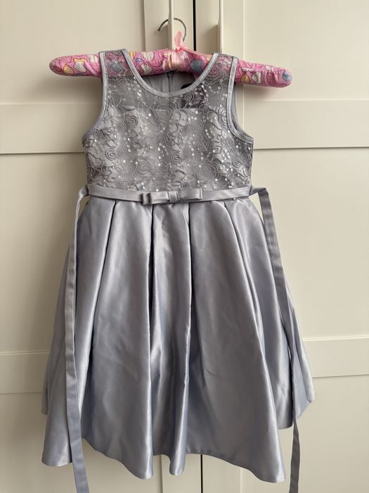 Стильное нарядное платье для девочки в серебристом оттенке