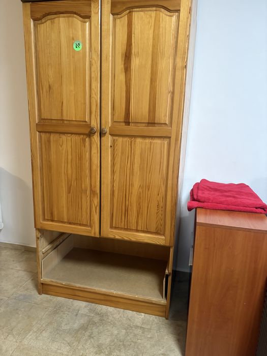 Дървен гардероб кафяв
