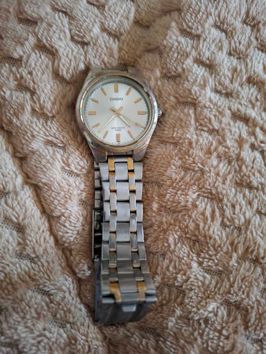 Продавам часовник Casio