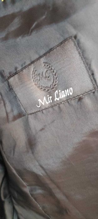 Черен костюм на тънки райета като нов