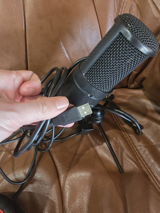 Студиен кондензаторен микрофон AKG P120 USB