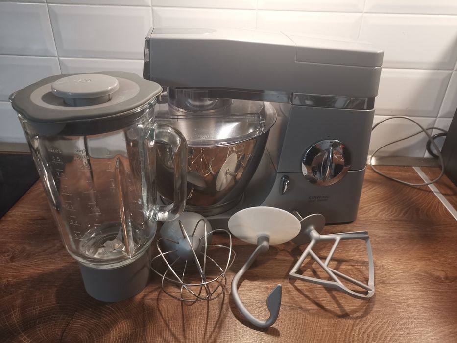 Vând robot de bucatarie Kenwood Chef Classic