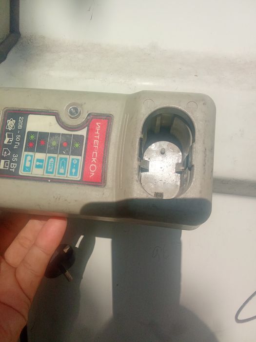 Зарядник для шуруповерта ИНТЕРСКОЛ 18 ВОЛЬТ