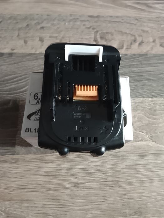 4 buc baterii Makita de 6A Noi.