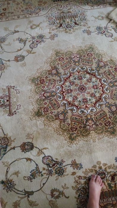 Ковер напольный в теплых тонах