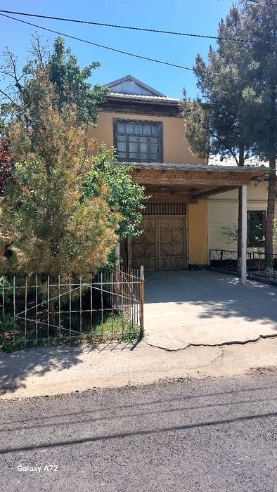 Карши шахри Беклар мфй Тумарис кучаси турар-жой биноси бог билан