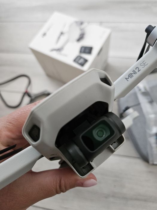 Drona DJI mini 2 SE + husa și accesorii