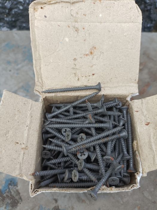 Подаются скобы для стропил и саморезы