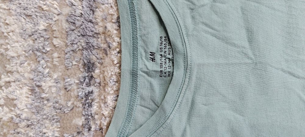 Vând  DOUĂ tricouri marca H&M