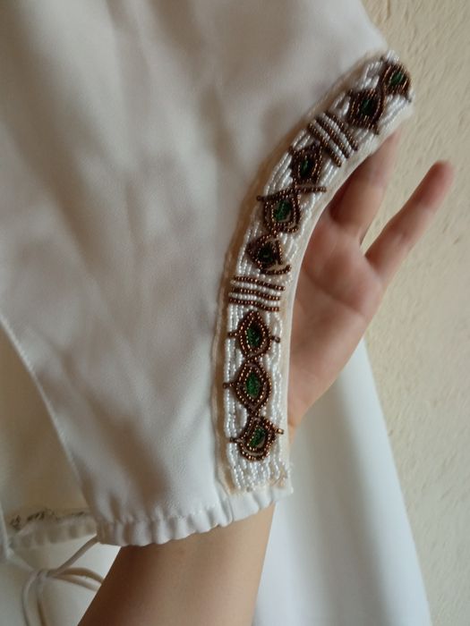 Рокля в бяло дълга