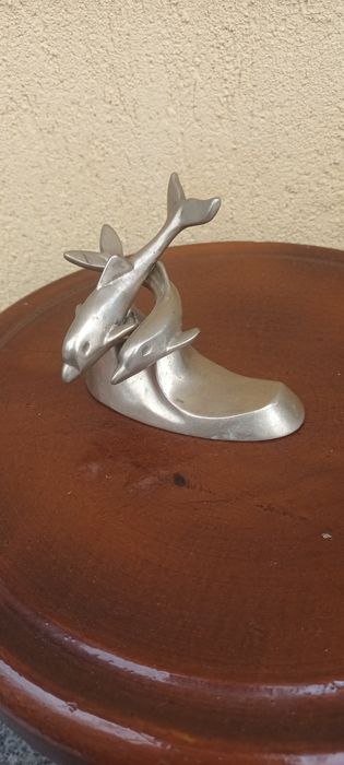 Delfini din Bronz, Detalii în fotografii