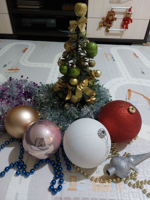 Продам маленькую елку с игрушками