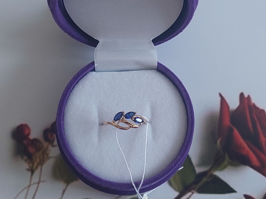 Золотое кольцо с сапфирами