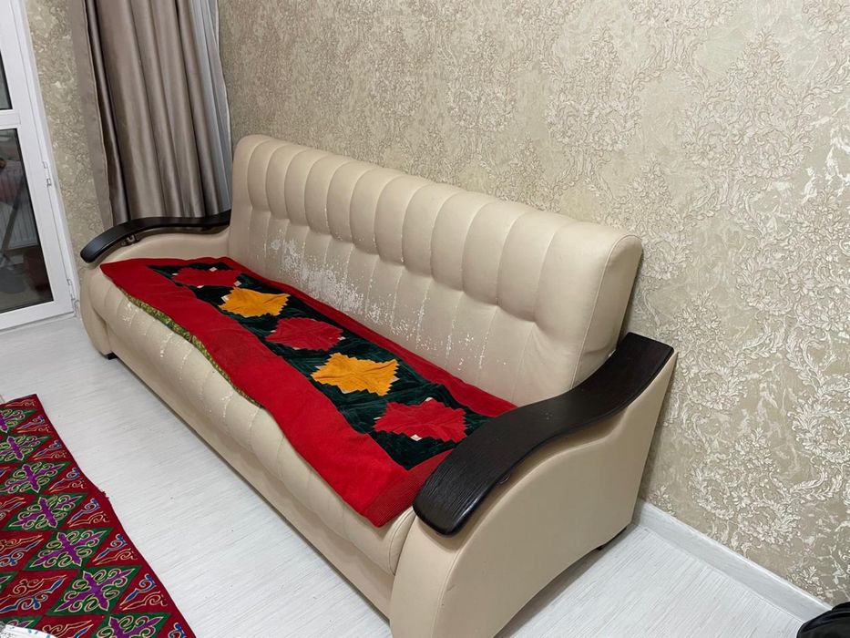 Отдам даром диван кожаный