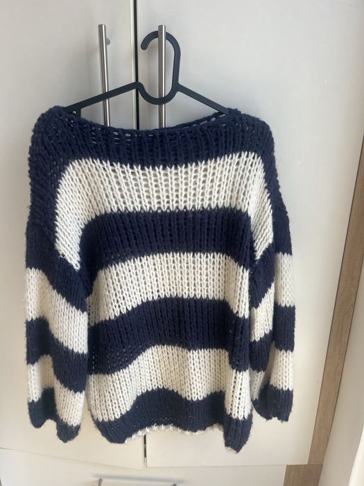 Пуловер на тъмносини и бели ленти/15евро/С размер/Отлично състояние