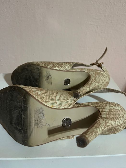 DKNY маркови сандали