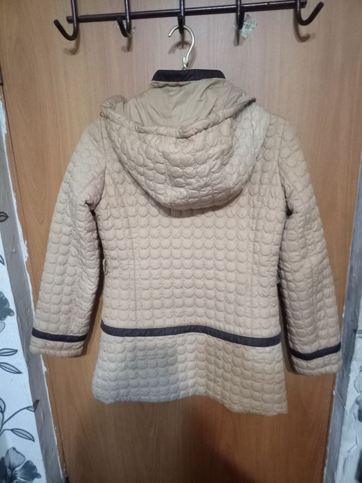 Продам весеннию куртку 158