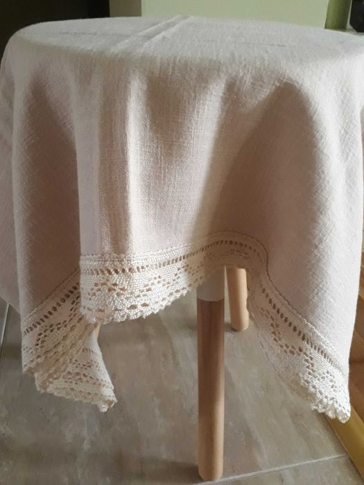 Fata de masa in cu dantela crosetata