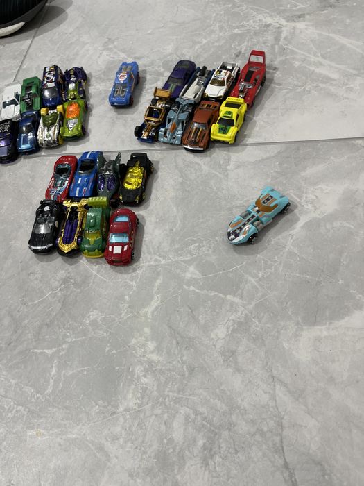 Vând mașinuțe HOT Wells