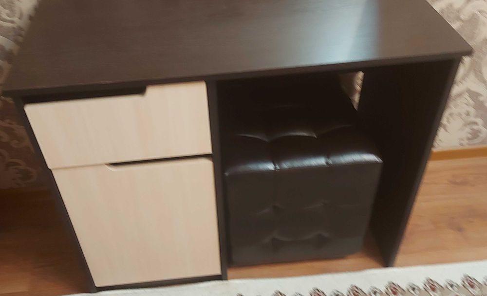 Туалетный столик и пуфик