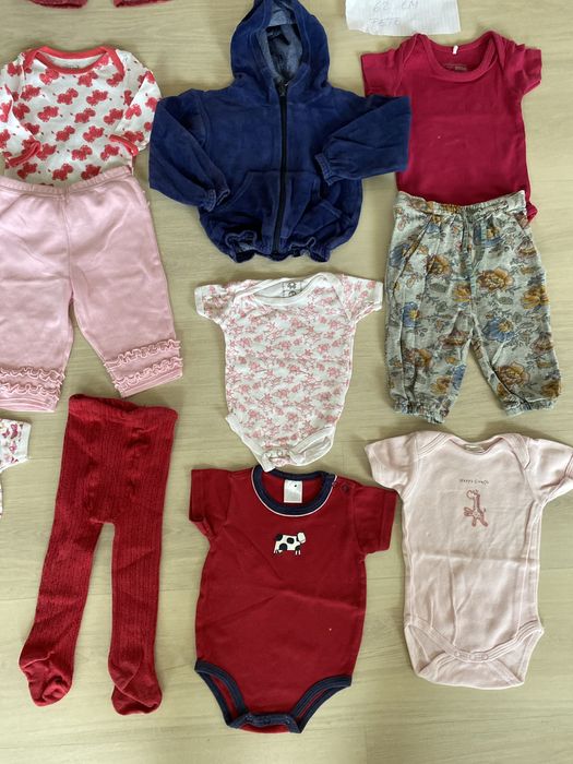 Vand lot haine fete(2-4 luni) superbe.