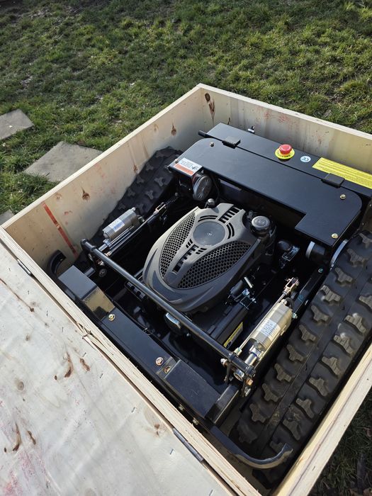 Robot de tuns și tăiat iarba Atlatech cu șenilă  ,comandat prin teleco