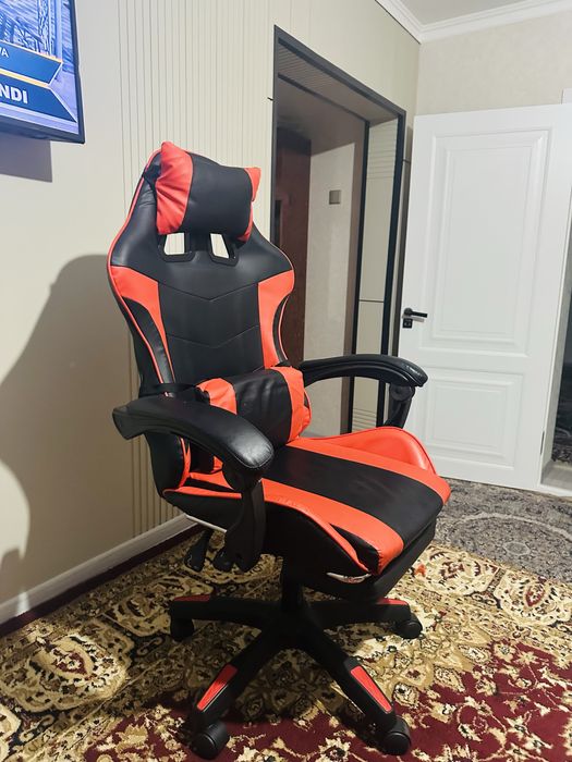 Игровой кресло/стул, в очень хорошем состояний, порезов нет