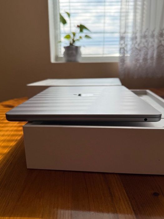 Перфектен MacBook Air 13 M2 / 8GB RAM / 256GB SSD / Space Gray