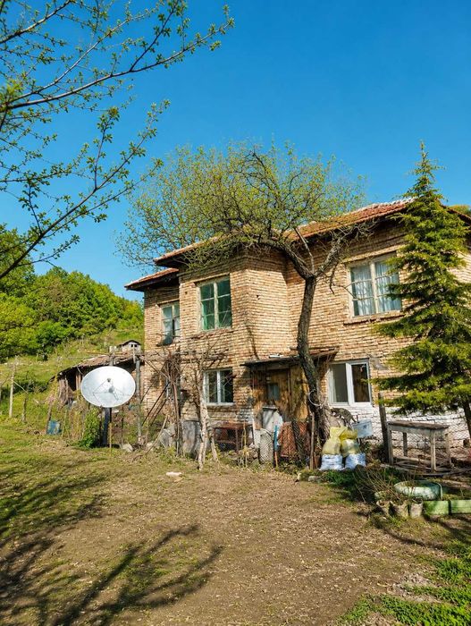 Двуетажна къща с 1 дка двор на 17 км от Шумен – 35 000 €